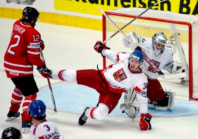 Česká defenziva i díky velké smůle nedokázala ubránit tři přesilovky soupeře. | Foto: Reuters