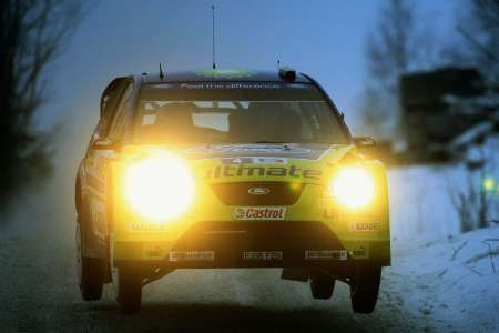 Mikko Hirvonen s Fordem na trati podvečerní rychlostní zkoušky Norské rallye. | Foto: Reuters