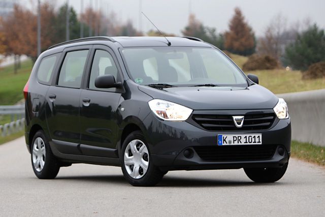 Dacia Lodgy dostala v testu před pěti lety tři hvězdy z pěti. Při nárazu se přední sloupek silně zdeformoval a střecha se promáčkla do kabiny. Podlaha mezi přední a druhou řadou sedadel se též velmi deformovala a ohrozila by posádku. | Foto: Dacia