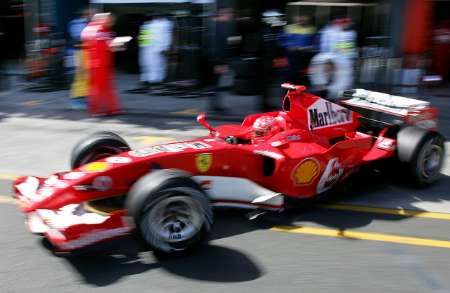 Michael Schumacher s ferrari opouští boxy. | Foto: Reuters