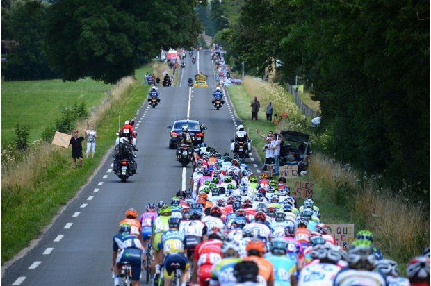 Cyklistický peloton během desáté etapy Tour de France 2012. | Foto: www.letour.fr