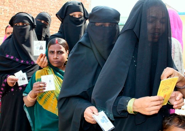 Muslimské ženy ukazují volební průkazy ve městě Gorakhpur v pátém nejlidnatějším státě Uttarpradéši. | Foto: Reuters