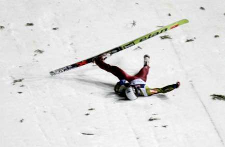 Těžký pád Jana Mazocha v Zakopaném. | Foto: Reuters