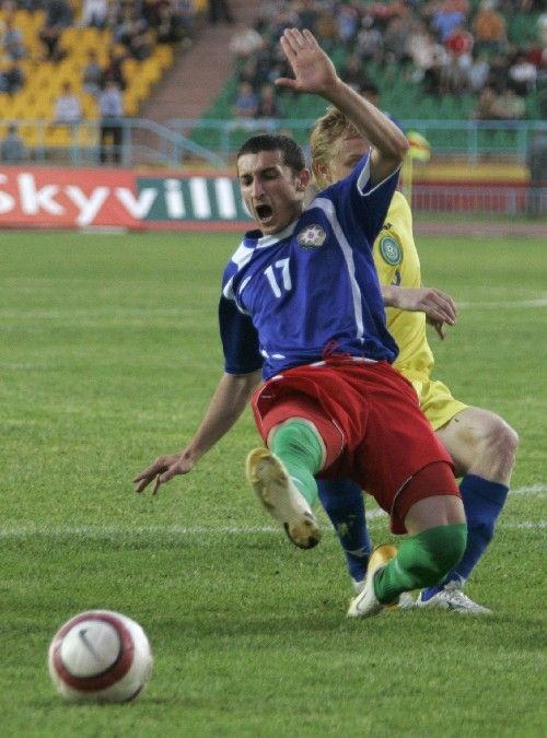 Ázerbájdžánský Vugar Nadyrov (vlevo) v souboji s Kazachem Andrejem Karpovičem v kvalifikačním zápase o postup na EURO 2008. | Foto: Reuters