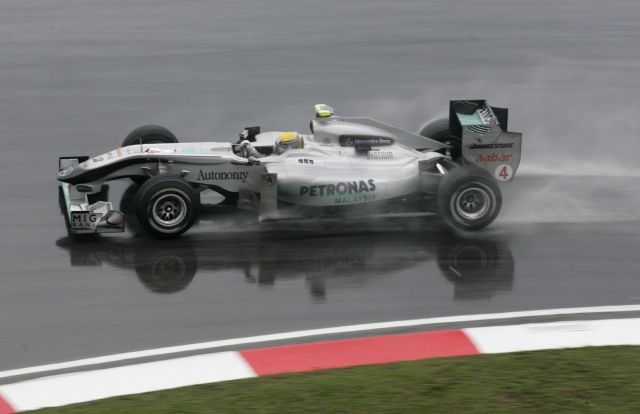 To jeho týmový kolega Nico Rosberg využil zaváhání soupeřů lépe, do zítřejšího závodu odstartuje z druhého místa. | Foto: Reuters