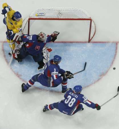 Slovenská obranná osa se snaží zastavit švédskou lavinu - marně, Slováci prohráli čtvrtfinále 4:7 | Foto: Reuters