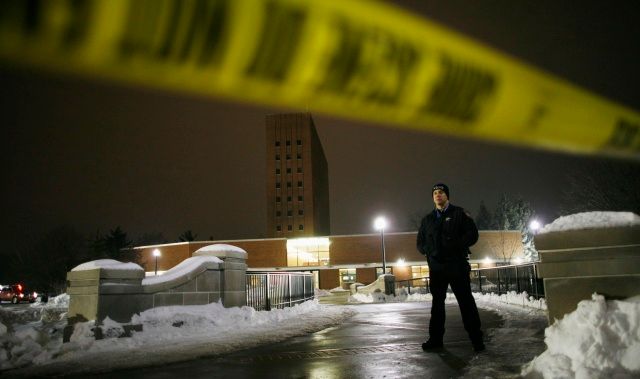 V univerzitním kampusu v americkém městě Dekalb neznámý útočník střílel do studentů. | Foto: Reuters