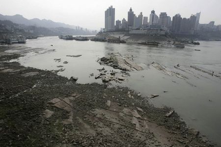 Pohled na vyschlé říční koryto řeky Jang-c'-ťiang v jihočínském Čchung-čchingu. Jih Číny postihly velká sucha. | Foto: Reuters