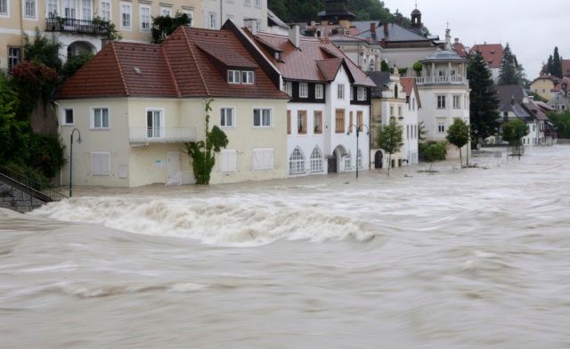 Voda valící se Štýrem. | Foto: Reuters