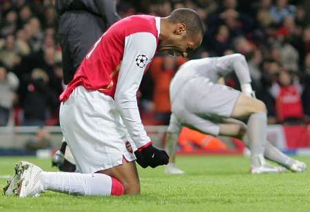 Útočník Arsenalu Thierry po neproměněné šanci proti CSKA Moskva v zápase Ligy mistrů. | Foto: Reuters