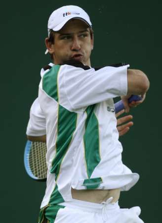 Jan Hájek vrací úder v prvním kole Wimbledonu dvacátému nasazenému Juanu Carlosu Ferrerovi. | Foto: Reuters