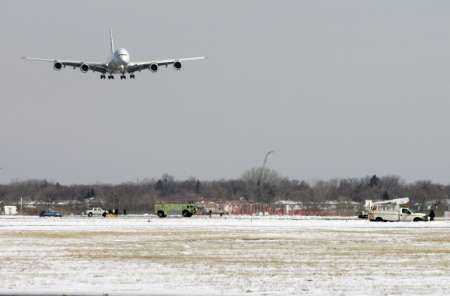 Airbus A380 přistává na letišti JFK v New Yorku. | Foto: Reuters