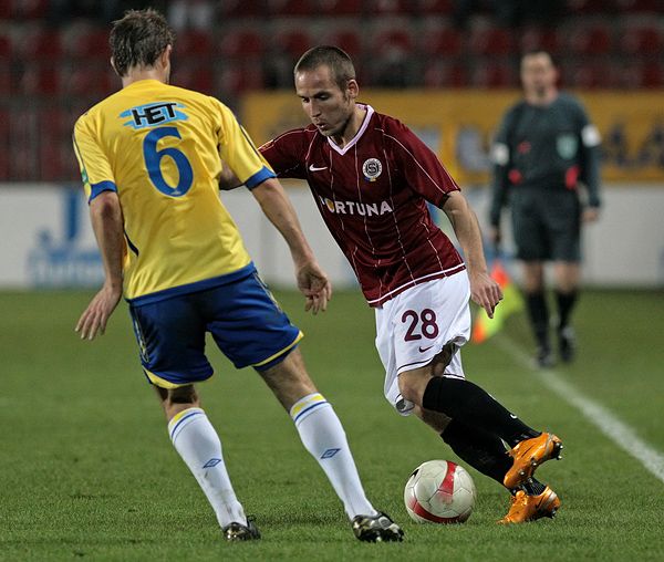 Miroslav Matušovič (vpravo, AC Sparta Praha) taktizuje před obráncem Teplic - Vlastimilem Vidličkou (vlevo). | Foto: Tomáš Adamec, Aktuálně.cz