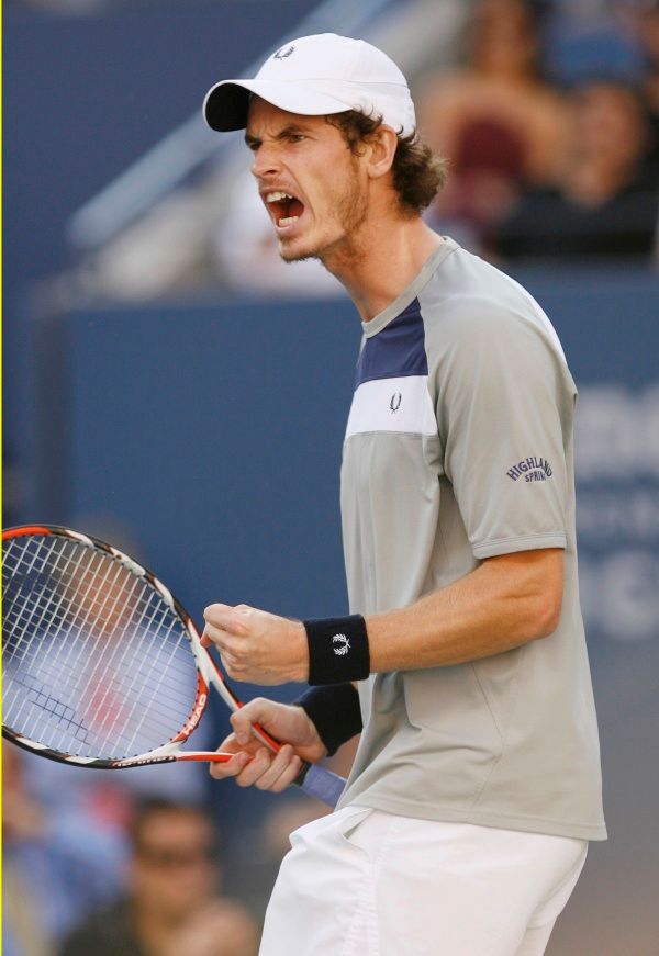 Brit Andy Murray se raduje z úspěšného úderu v semifinále US Open proti Rafaelu Nadalovi. | Foto: Reuters