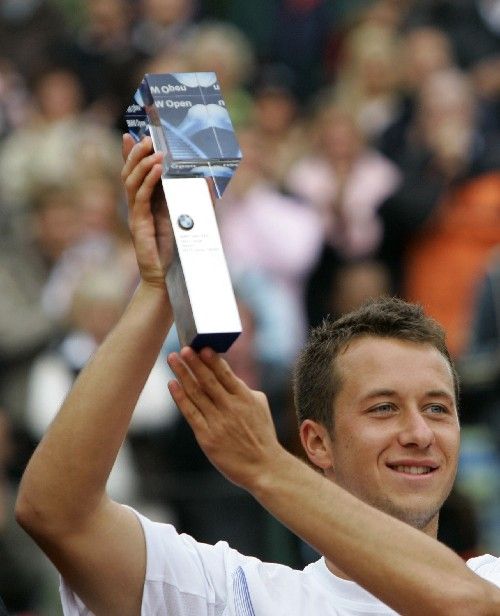 Německý tenista Philipp Kohlschreiber pózuje s trofejí pro vítěze turnaje v Mnichově. | Foto: Reuters