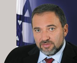 Avigdor Lieberman. Rodáka z moldavského Kišiněva izraelský premiér Ehud Olmert jmenoval ministrem pro strategické události. Lieberman je zároveň předsedou strany Izrael náš domov, jejíž voličskou základnu tvoří hlavně ruští imigranti. Lieberman je známý pro své krajně pravicové názory. Jeho plánem je přetvořit mapu Izraele, izraelské Araby by rád přesunul na palestinská území. | Foto: Reuters