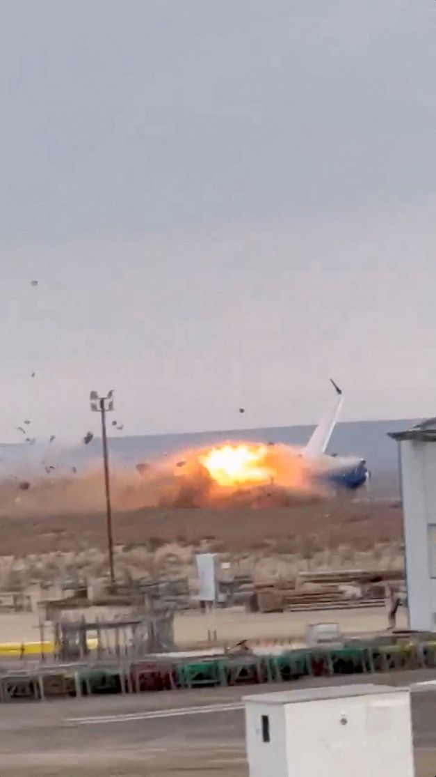 Snímek z videa, zachycujícího pád letounu v kazašském Aktau. | Foto: Reuters