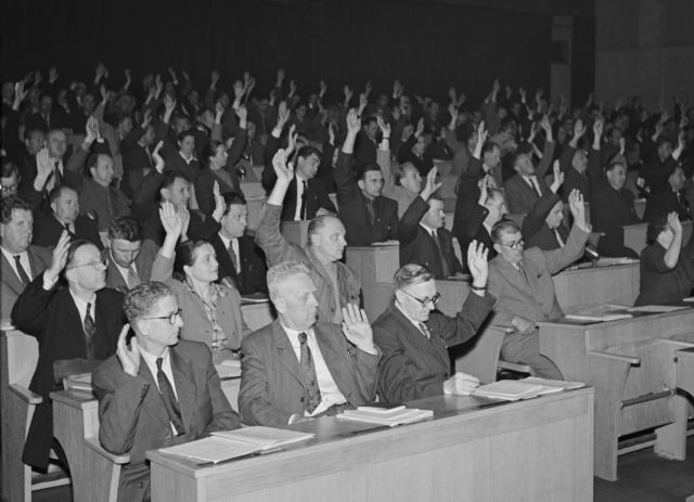 V sobotu 30. května 1953 se schází Národní shromáždění, které "projednává" vládní návrh zákona o peněžní reformě. Na snímku hlasování o zákonu. | Foto: ČTK