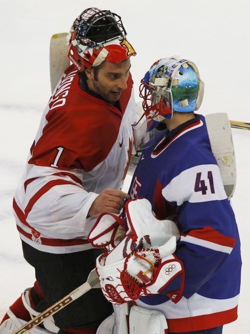 Roberto Luongo přijímá gratulace od Jaroslava Haláka | Foto: Sport