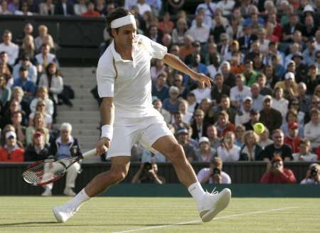 Roger Federer nedal Maratu Safinovi šanci. Vyhrál 6:1, 6:4 a 7:6 | Foto: Reuters