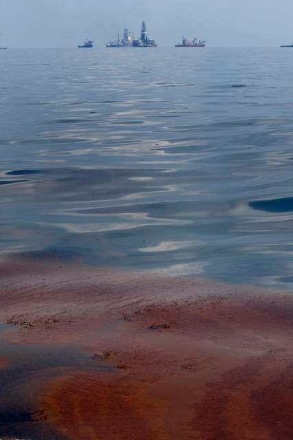 U floridského přístavu Key West byl totiž nalezen dehet a ten je teď podrobován analýze, aby se zjistilo, zda nepochází z havarovaného vrtu. | Foto: Reuters