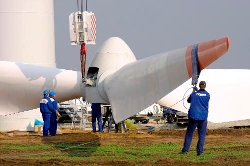 Takhle se loni stavěla větrná elektrárna v Břežanech na Znojemsku. | Foto: Aktuálně.cz