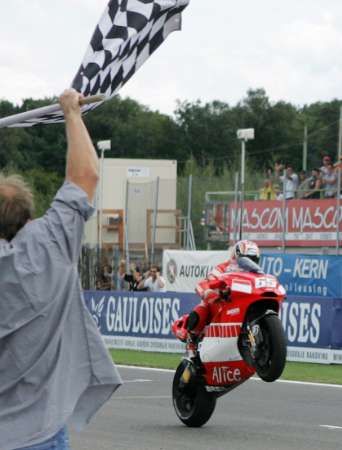 Loris Capirossi v cíli Velké ceny Česka ve třídě MotoGP. | Foto: Reuters