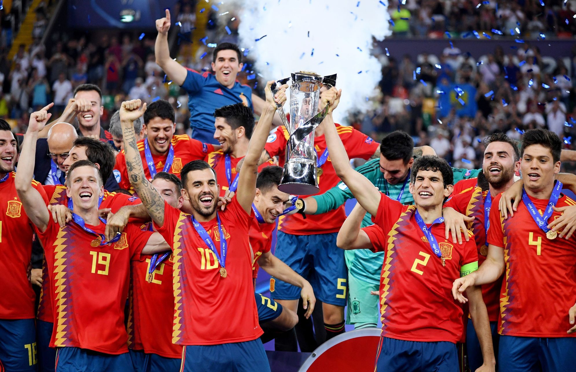 Кто стал чемпионом европы. Испания чемпион Европы. Сборная Испании чемпионы Европы. Сборная Испании Олмо. Чемпионы Испании по футболу.