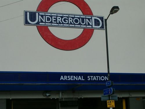 Z metra je je to na Emirates Stadium jen o pár metrů dál než na Highbury. | Foto: Aktuálně.cz