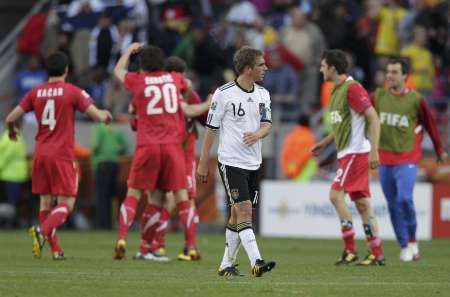 Fotbalisté Srbska se tak mohli radovat z výhry, zatímco kapitán Německa Philipp Lahm smutnil | Foto: Reuters