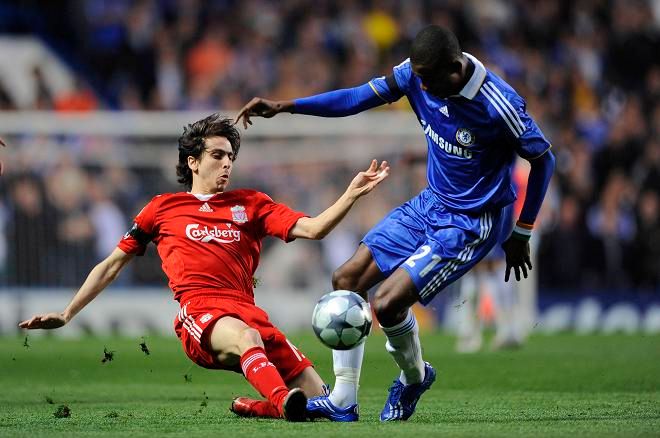 Yossi Benayoun v souboji s Salomonem Kalouem | Foto: Reuters