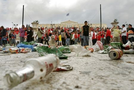 Nepořádek příznivců Liverpoolu, který za sebou zanechali před finále Ligy mistrů v Aténách. | Foto: ČTK/AP