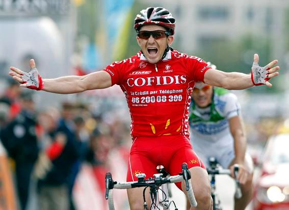 Samuel Domoulin se raduje z vítězství v 3. etapě Tour de France | Foto: Reuters