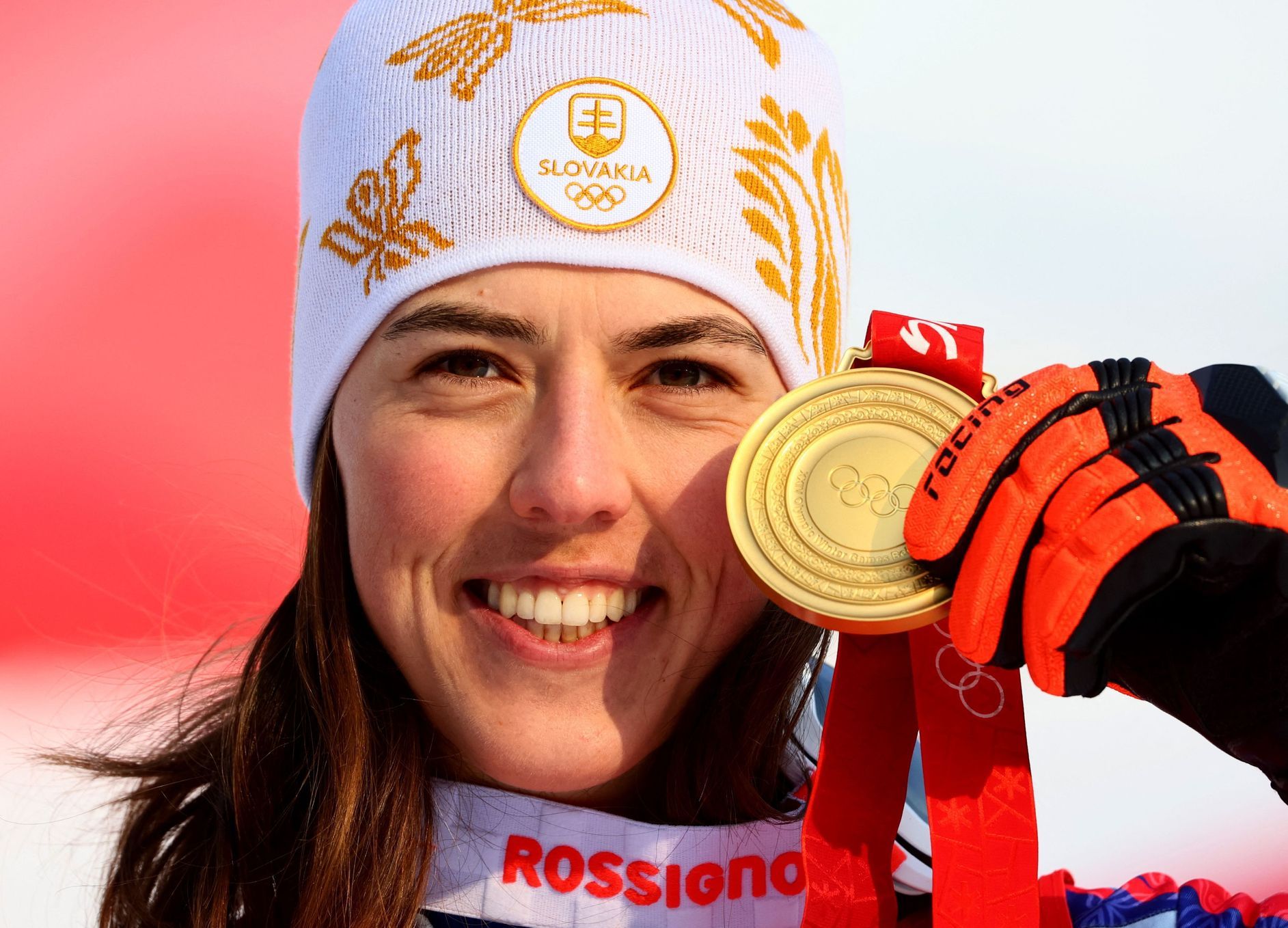 Slovensko slaví první medaili z olympiady, Vlhová ovládla slalom.  Shiffrinova vypadla
