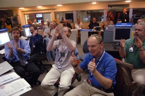 Pracovníci řídícího letového střediska NASA v Pasadeně oslavují úspěšný návrat sondy Stardust, která 15. ledna po sedmiletém putování vesmírem přistála v poušti v americkém státu Utah se vzorky prachových částic komety Wild 2. | Foto: ČTK/AP