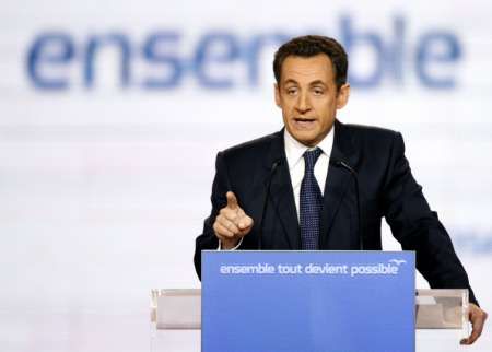 Nicolas Sarkozy mluví na pařížském sjezdu své strany, kde byla oficiálně potvrzena jeho prezidentská nominace | Foto: Reuters