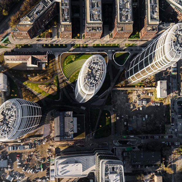 "Sky Park v sobě spojuje současnost města, jeho historii a nově vznikající krajinu. Okolní park se bude postupně proměňovat s tamní komunitou lidí. Bude v něm hřiště, amfiteátr, cesty pro běžce a zeleň pro psy," popisuje současný ředitel studia Zaha Hadid Architects Patrik Schumacher. | Foto: Penta Real Estate