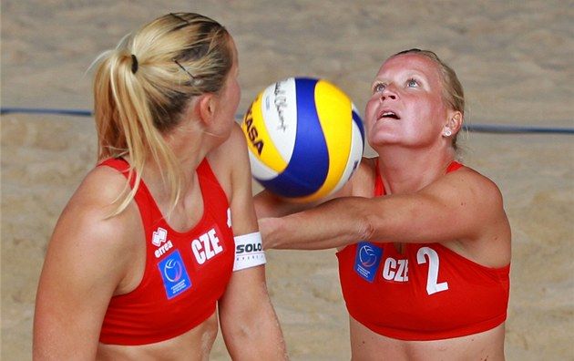 Lenka Háječková odbíjí míč před Hanou Klapalovou | Foto: cev.lu