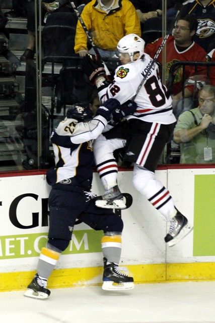 Jordin Tootoo ve vzduchu marně nahání Tomáše Kopeckého z Chicaga Blackhawks. | Foto: Reuters