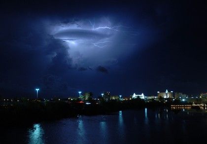 Blesky nad turistickým letoviskem Cancún | Foto: Reuters