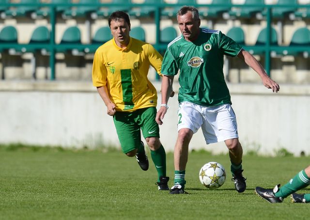 28. května spáchal ve věku 60 let sebevraždu bývalý fotbalový reprezentant František Jakubec (na snímku v zeleném dresu), mistr Československa s Bohemians Praha z roku 1983. | Foto: ČTK