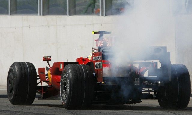 Maďarsko - Konec nadějí. Tři kola před cílem selhal Felipe Massovi motor jeho Ferrari a téměř jisté vítězství mu proteklo mezi prsty. | Foto: Reuters