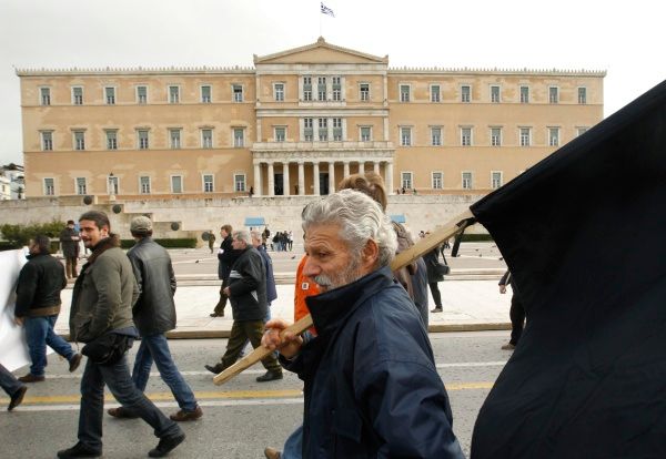 Nespokojení zemědělci pochodují kolem řeckého parlamentu | Foto: Reuters