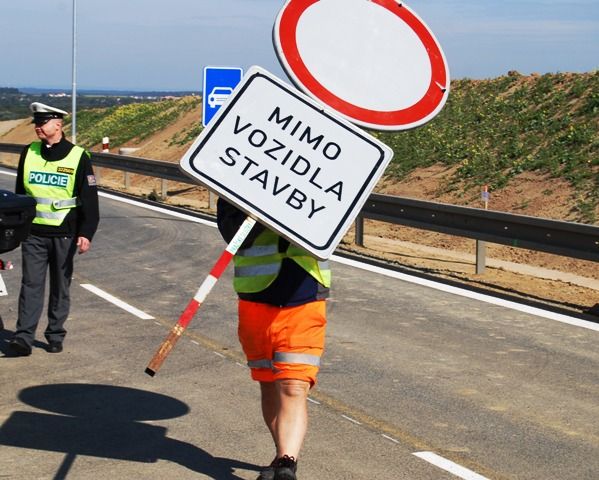 První známkou, že se něco chystá, bylo odnesení přenosní značky zákaz vjezdu | Foto: Radek Pecák