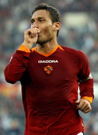 Kapitán Francesco Totti slaví gól do sítě Catanie. | Foto: Reuters