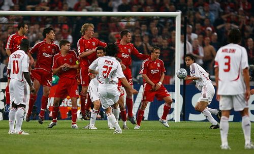 Milánský Andrea Pirlo (21) střílí volný kop,který se od Filippo Inzaghiho (druhý zprava) odrazí do branky Liverpoolu. | Foto: Reuters