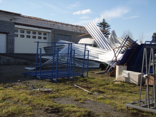 Zaměstnanec firmy, které hala patří, zemřel, když se spadenou střechu snažil zajistit. | Foto: HZS Moravskoslezského kraje