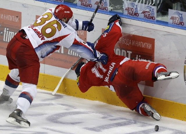 Jevgenij Varlamov (vlevo) složil na zem Jaroslava Hlinku. | Foto: Reuters