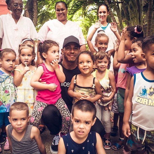 Lewis Hamilton se vedle nabírání sil na druhou polovinu sezony věnoval i dobrým skutkům. Jako ambasador UNICEFu se setkal s dětmi na Kubě. | Foto: Intsagram