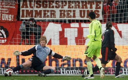 Oliver Kahn při zákroku: Zápas Poháru UEFA mezi Bayernem Mnichov a Soluní. | Foto: Reuters